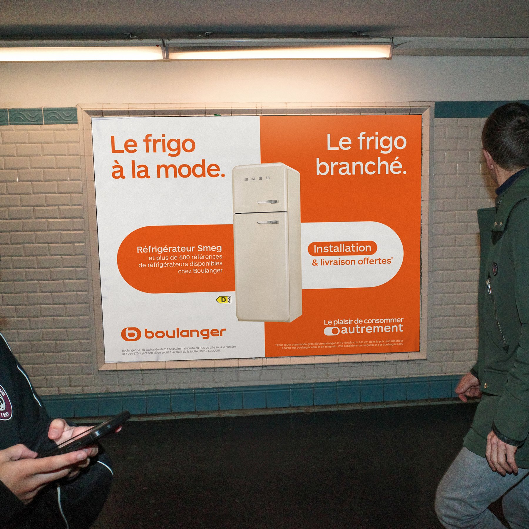 Affiche de métro « Le frigo à la mode. Le frigo branché. » : réfrigérateur Smeg, installation et livraison offertes