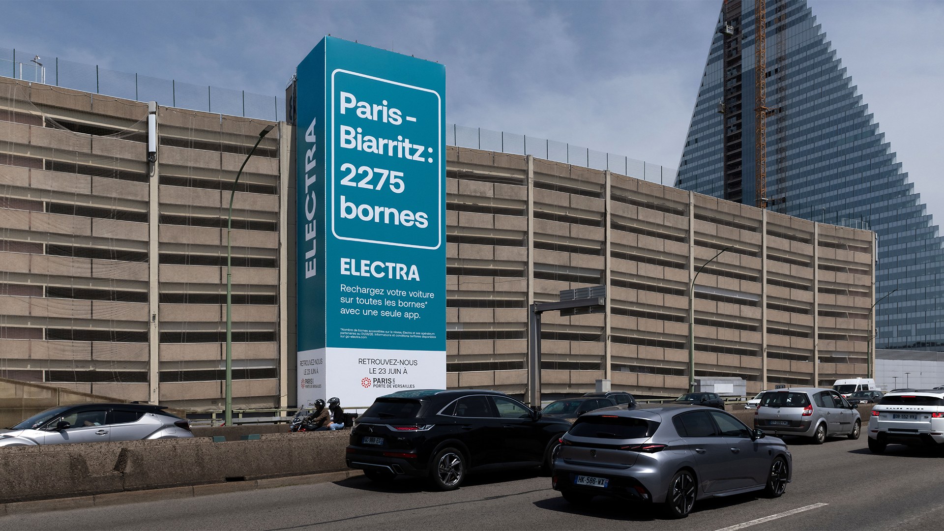 Bâche Electra « Paris-Biarritz : 2275 bornes » le long du périphérique, Porte de Versailles