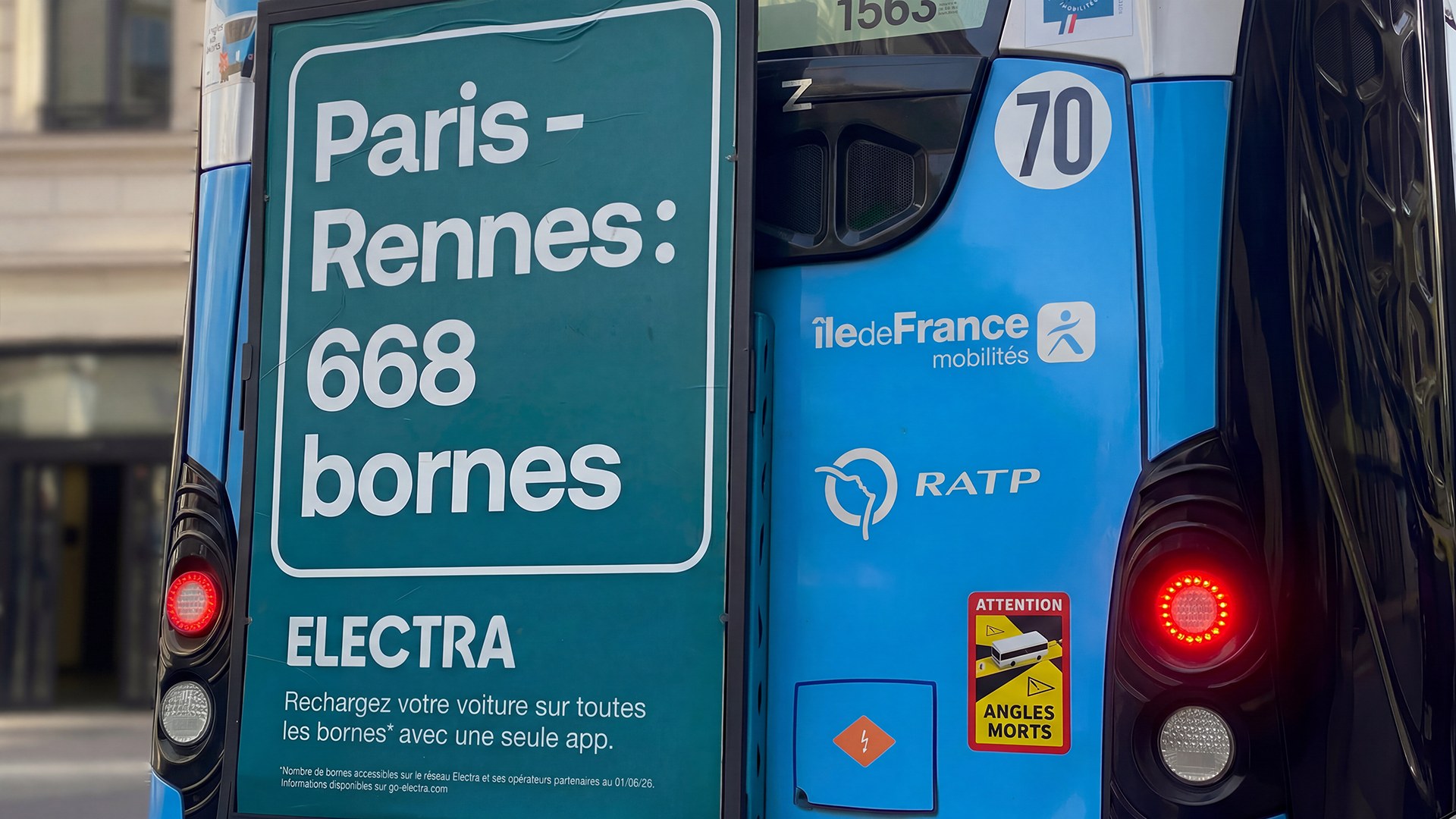 Arrière de bus à Paris « Paris-Rennes : 668 bornes »