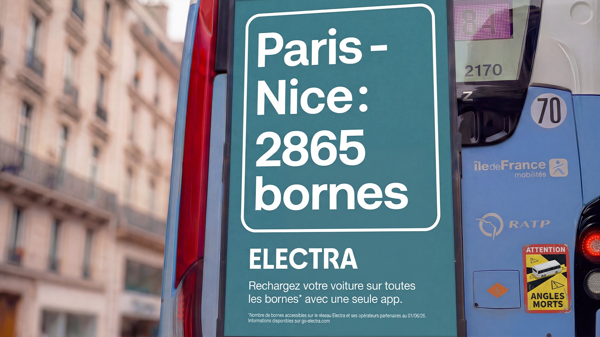 Arrière de bus à Paris « Paris-Nice : 2865 bornes »