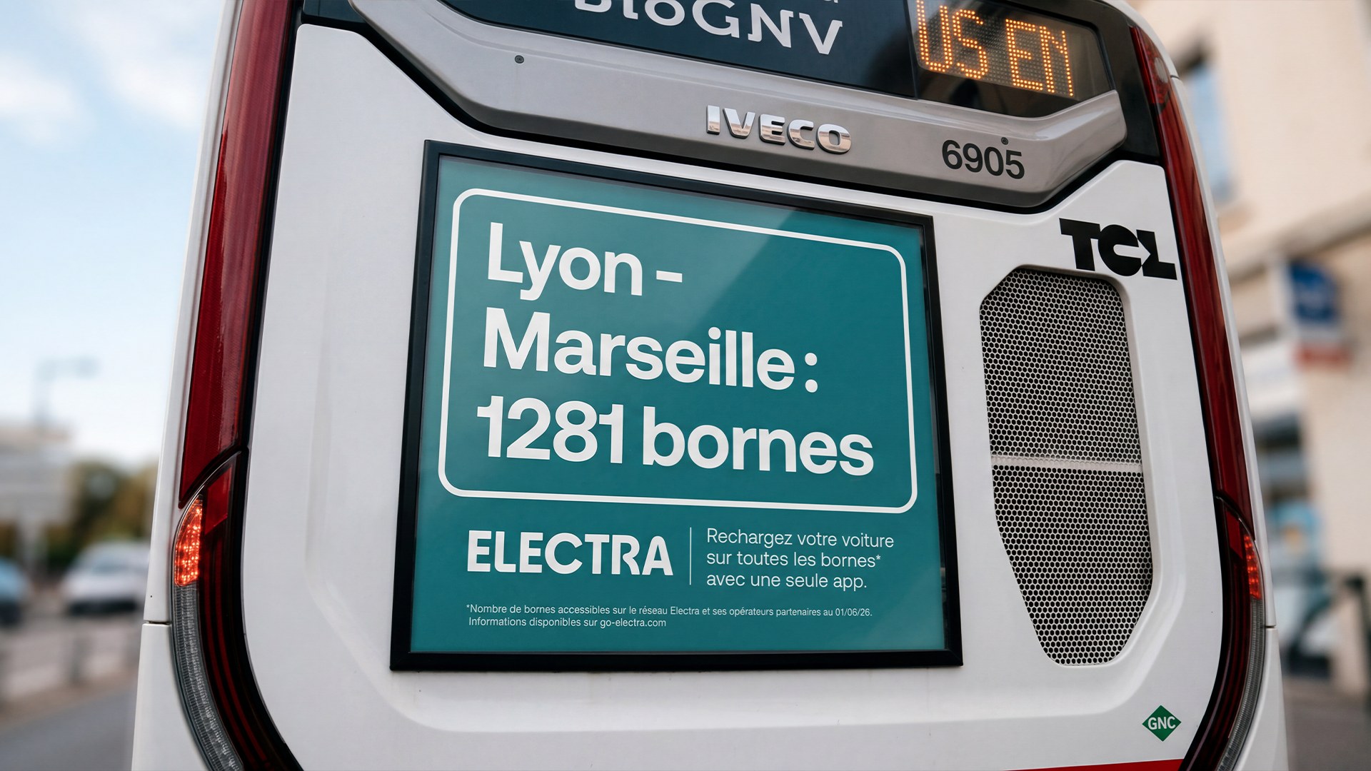Arrière de bus à Lyon « Lyon-Marseille : 1281 bornes »