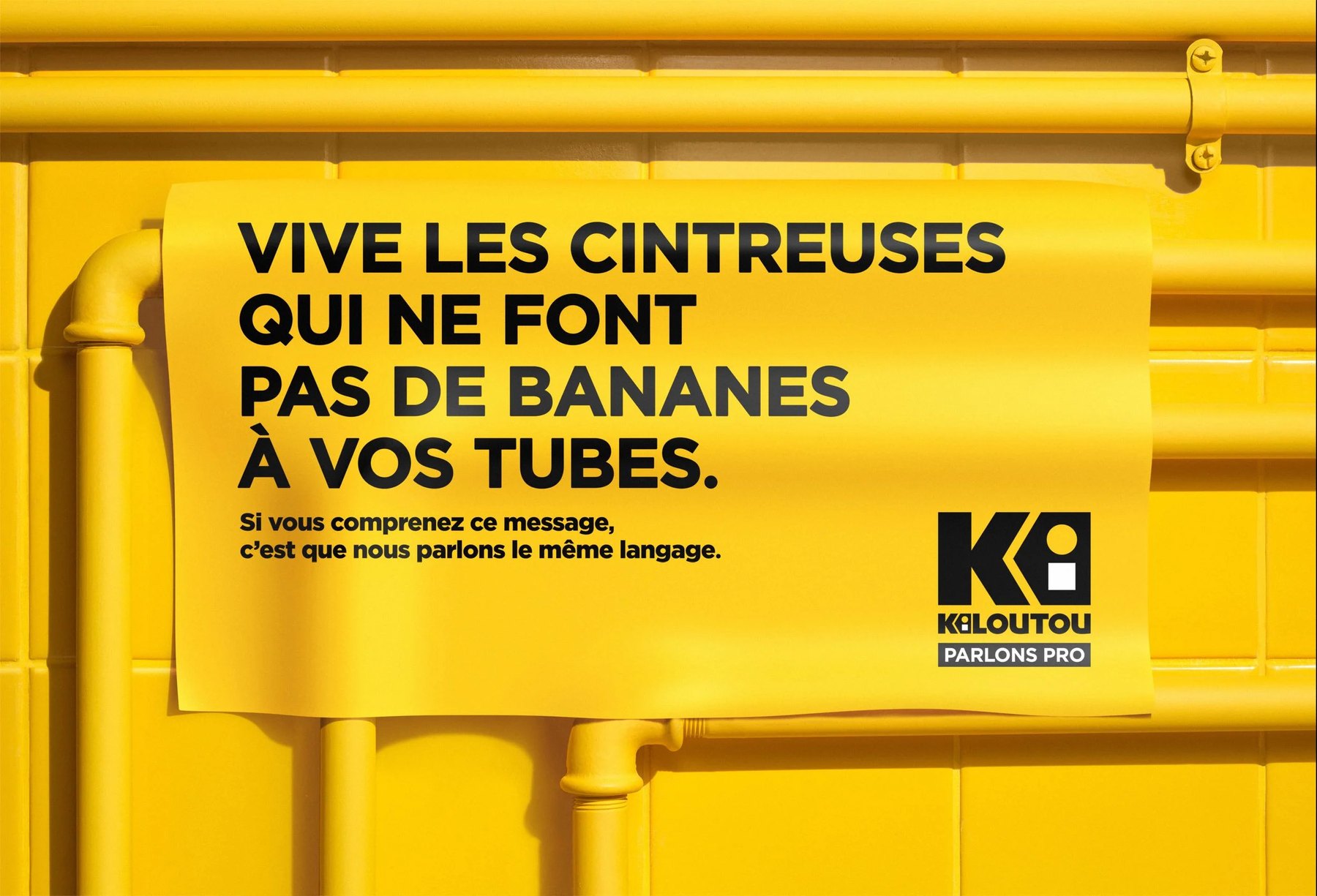 Affiche Kiloutou jaune : « Vive les cintreuses qui ne font pas de bananes à vos tubes. »