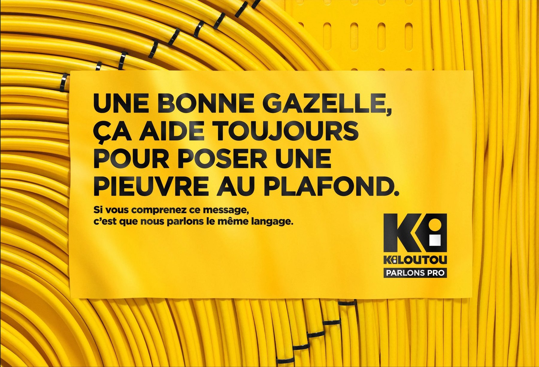 Affiche Kiloutou jaune : « Une bonne gazelle, ça aide toujours pour poser une pieuvre au plafond. »