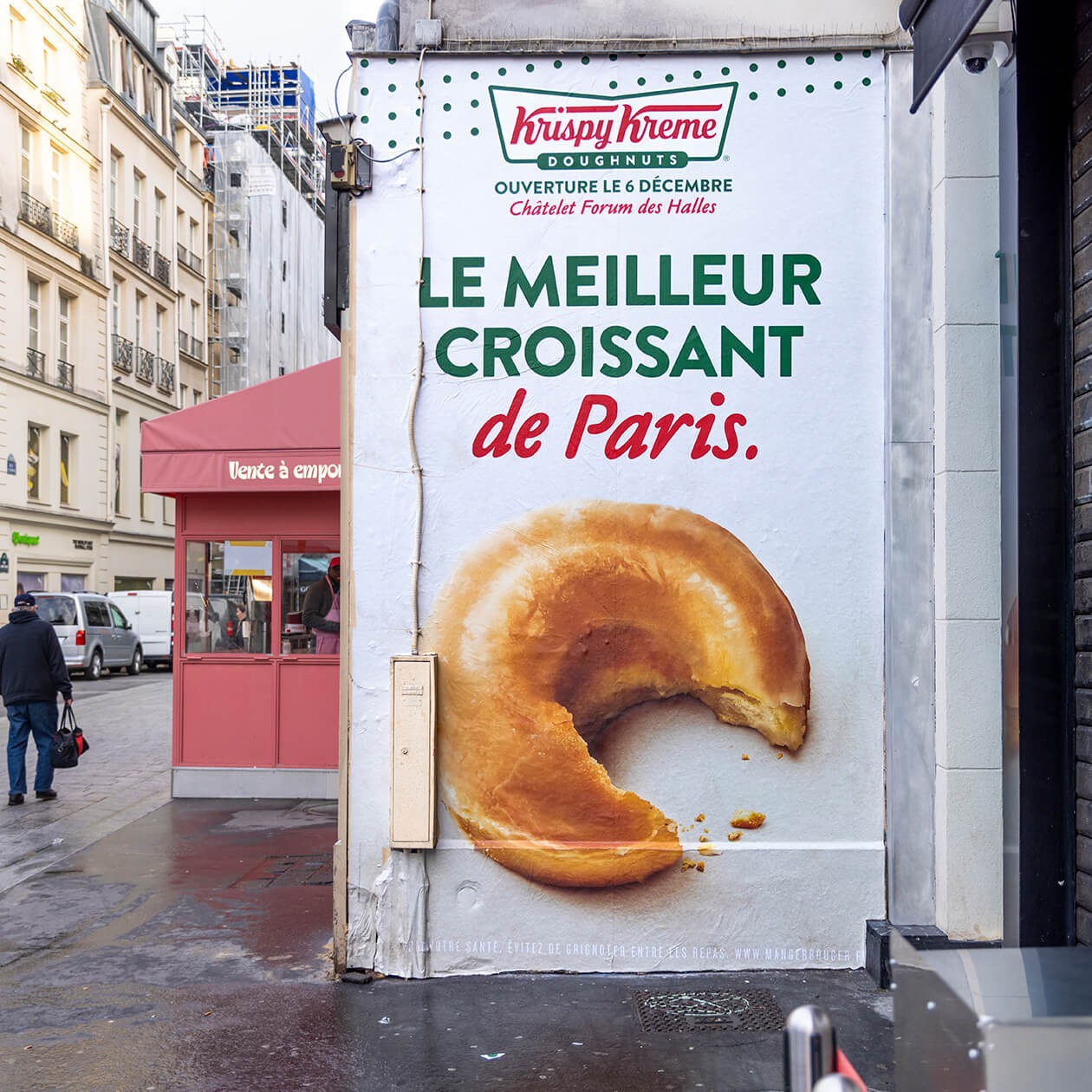 Mur peint « Le meilleur croissant de Paris » avec un doughnut croqué en forme de croissant