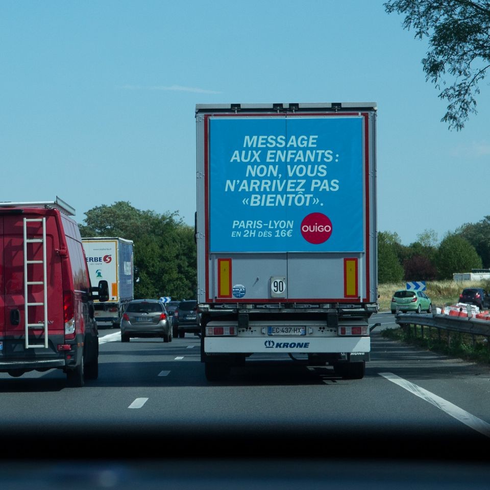 Arrière de camion sur l'autoroute : « Message aux enfants : non, vous n'arrivez pas bientôt. » OUIGO, Paris-Lyon en 2h dès 16 €
