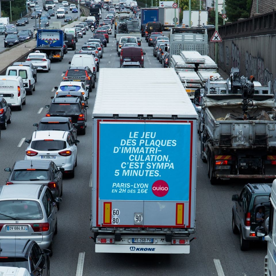 Arrière de camion dans les bouchons : « Le jeu des plaques d'immatriculation, c'est sympa 5 minutes. »