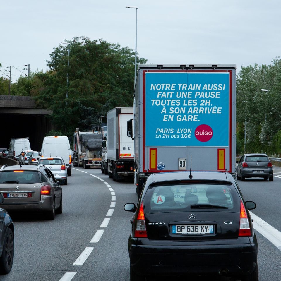 Arrière de camion : « Notre train aussi fait une pause toutes les 2h. À son arrivée en gare. »