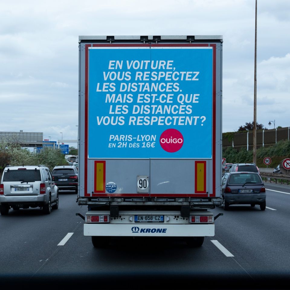 Arrière de camion : « En voiture, vous respectez les distances. Mais est-ce que les distances vous respectent ? »