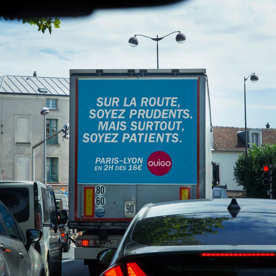Arrière de camion : « Sur la route, soyez prudents. Mais surtout, soyez patients. »