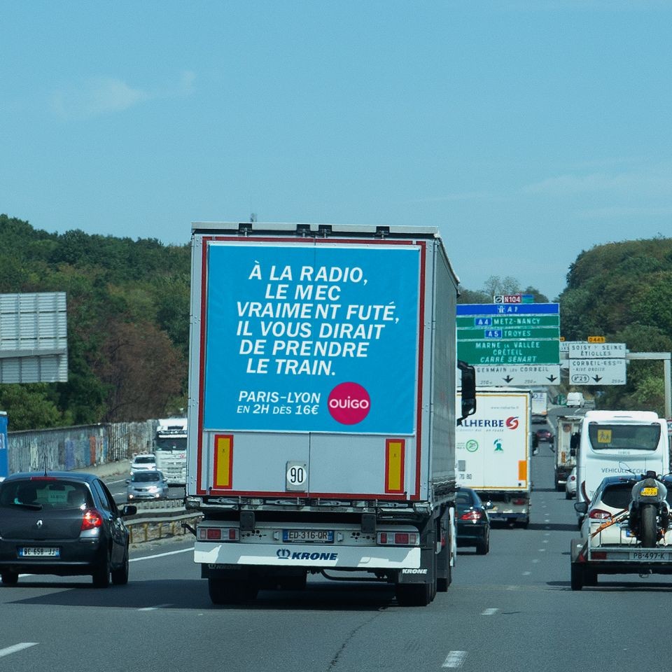 Arrière de camion : « À la radio, le mec vraiment futé, il vous dirait de prendre le train. »