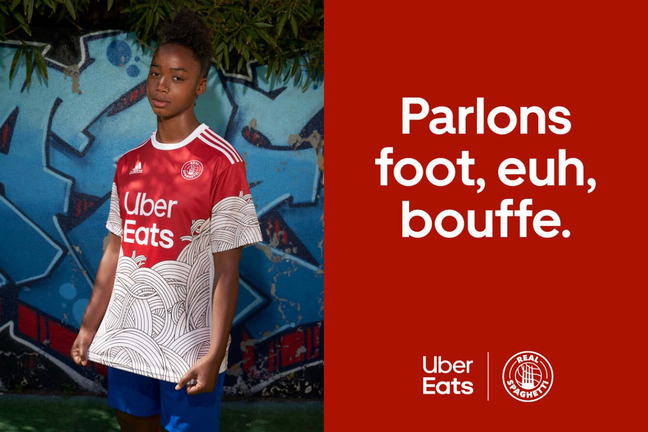 Affiche Uber Eats × Adidas « Parlons foot, euh, bouffe. » avec une joueuse en maillot rouge devant un mur de graffitis